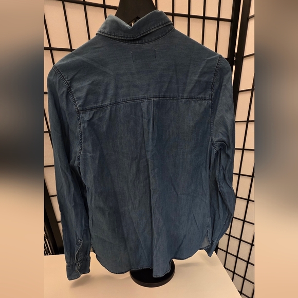 Old Navy Women's Classic Denim Button Down ~ Size Medium - Picture 5 of 7
